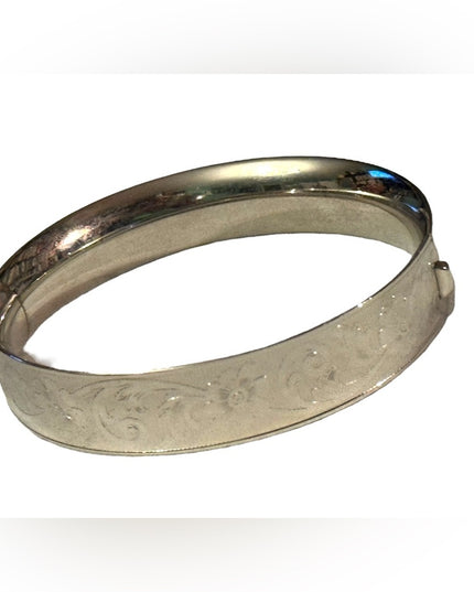 Vintage sterling silver etched flower scrolled design Marathon hinged bangle