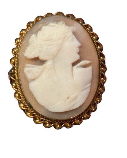 Vintage carved shell cameo in pinchbeck gold frame brooch