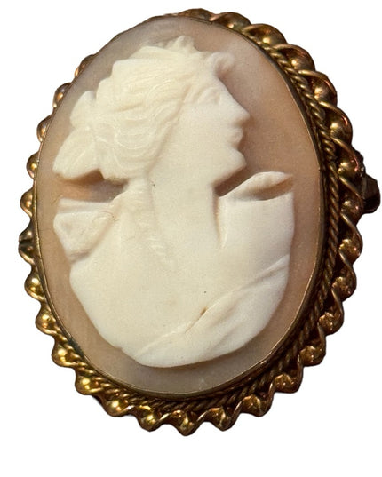 Vintage carved shell cameo in pinchbeck gold frame brooch