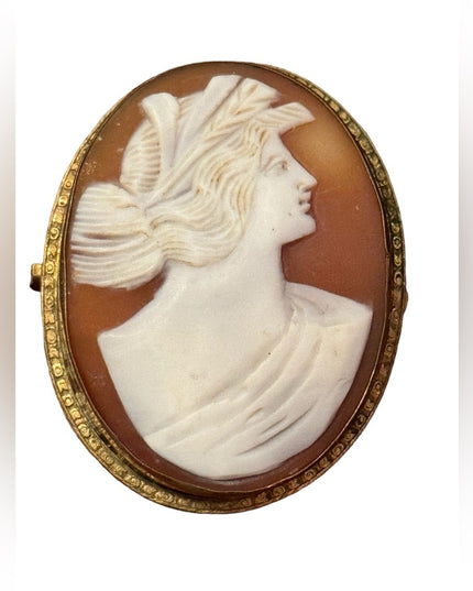 Antique art deco pinchbeck Carved shell cameo brooch