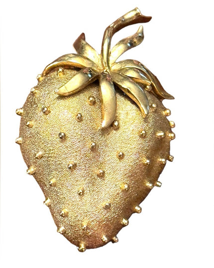 Vintage Trifari gold plt detailed strawberry brooch 🍓 💗