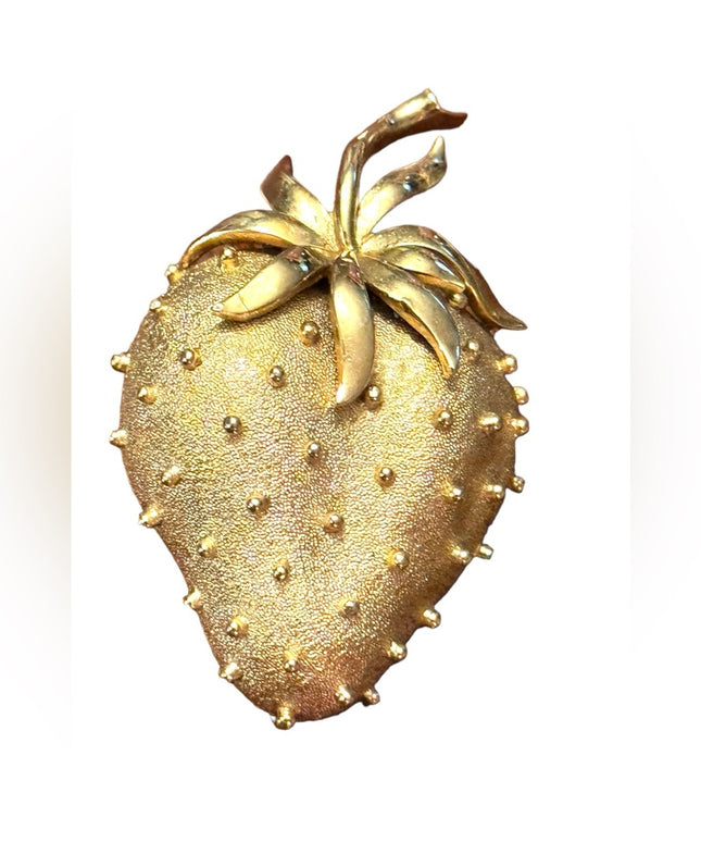 Vintage Trifari gold plt detailed strawberry brooch 🍓 💗