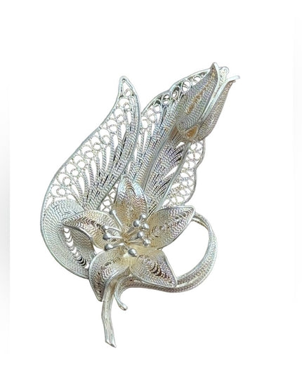 Vinatage silver filagree lovely flower brooch