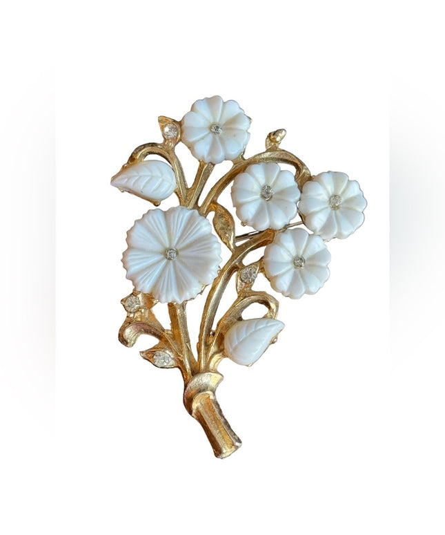 Vintage 1960s White daisey gold finish rhinestone flower brooch