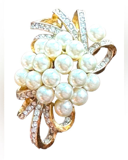 Vintage c1980s gold finish fancy simulated pearl rhinestone brooch
