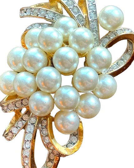Vintage c1980s gold finish fancy simulated pearl rhinestone brooch