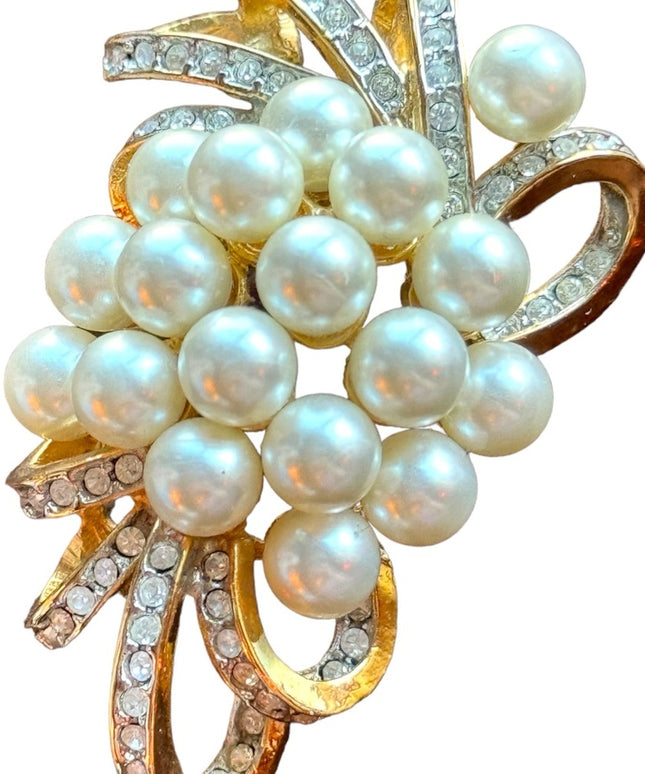 Vintage c1980s gold finish fancy simulated pearl rhinestone brooch
