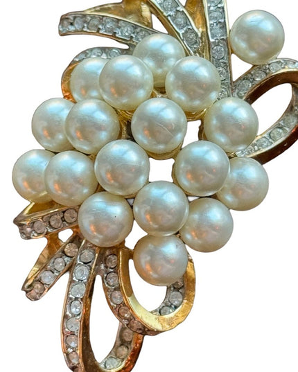 Vintage c1980s gold finish fancy simulated pearl rhinestone brooch