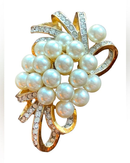 Vintage c1980s gold finish fancy simulated pearl rhinestone brooch