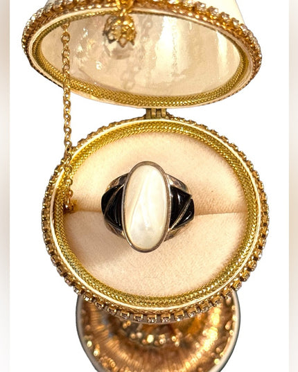 Lovely vintage 1990s DTR Jay King southwestern MOP & Black onyx ring