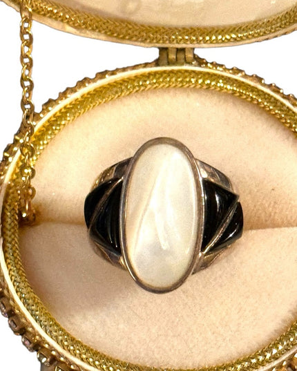 Lovely vintage 1990s DTR Jay King southwestern MOP & Black onyx ring