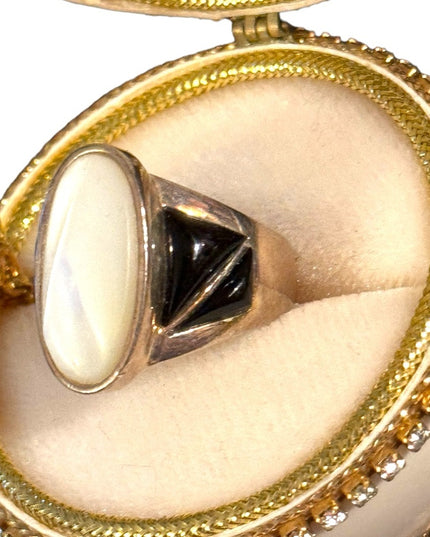 Lovely vintage 1990s DTR Jay King southwestern MOP & Black onyx ring