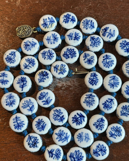 VTG Chinese export porcelain handmade painted blue & white flower bead necklace