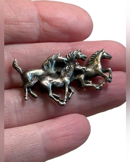 Vintage sterling silver Mexico Racing horses brooch 39mm