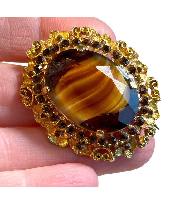 Lovely vintage gold ornate amber glass oval brooch