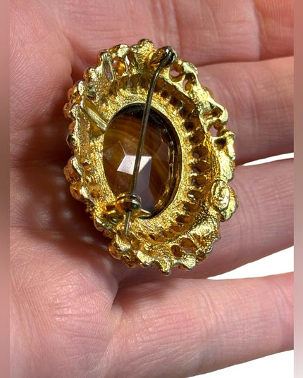 Lovely vintage gold ornate amber glass oval brooch