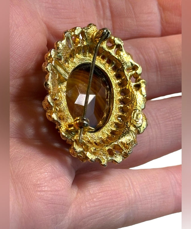 Lovely vintage gold ornate amber glass oval brooch