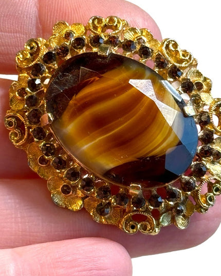 Lovely vintage gold ornate amber glass oval brooch