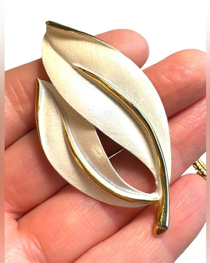 Sarah Coventry White enamel gold finish leaf brooch