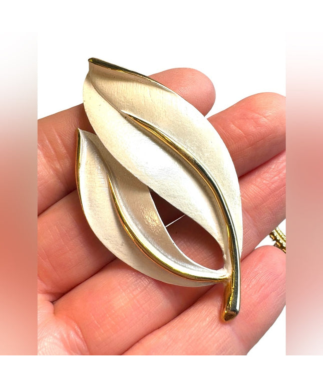 Sarah Coventry White enamel gold finish leaf brooch