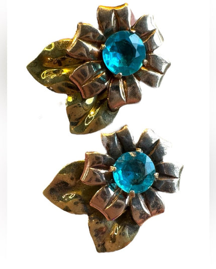 Vintage plated unmarked Krememtz lovely flower screw back earrings