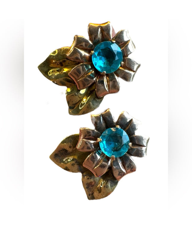 Vintage plated unmarked Krememtz lovely flower screw back earrings