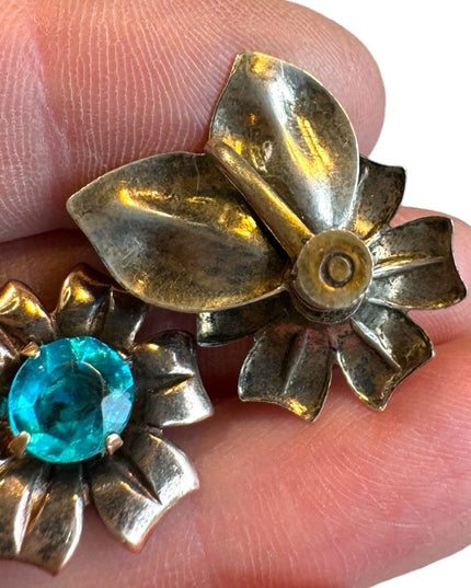 Vintage plated unmarked Krememtz lovely flower screw back earrings