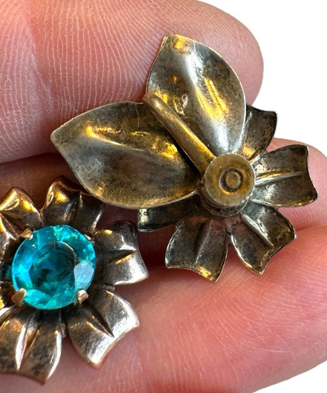 Vintage plated unmarked Krememtz lovely flower screw back earrings