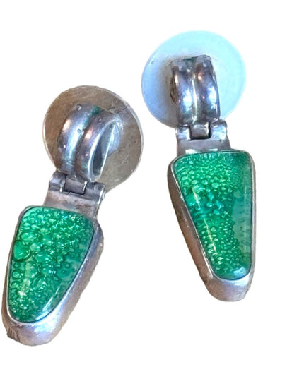 Vintage sterling silver 925 green glass mold lovely Bali earrings