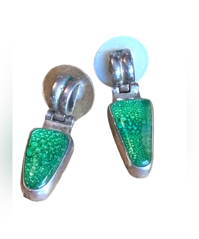 Vintage sterling silver 925 green glass mold lovely Bali earrings