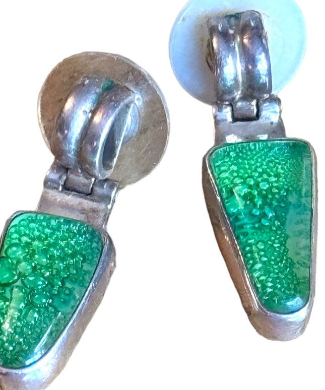 Vintage sterling silver 925 green glass mold lovely Bali earrings
