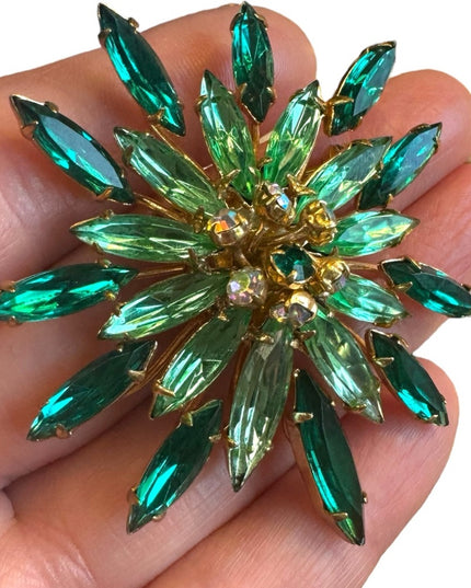 Vintage green crystal 1950s starburst flower brooch gold finish