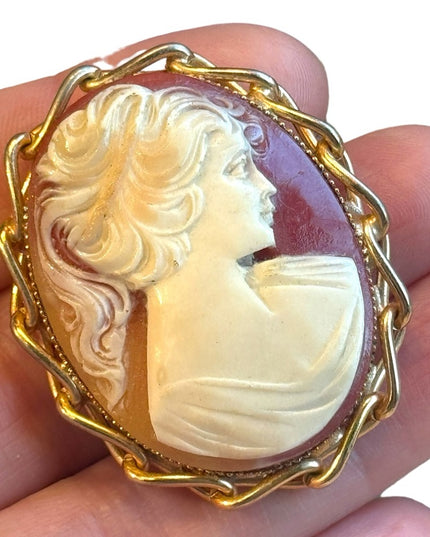 Vintage resin cameo detailed shell look brooch gold bezel