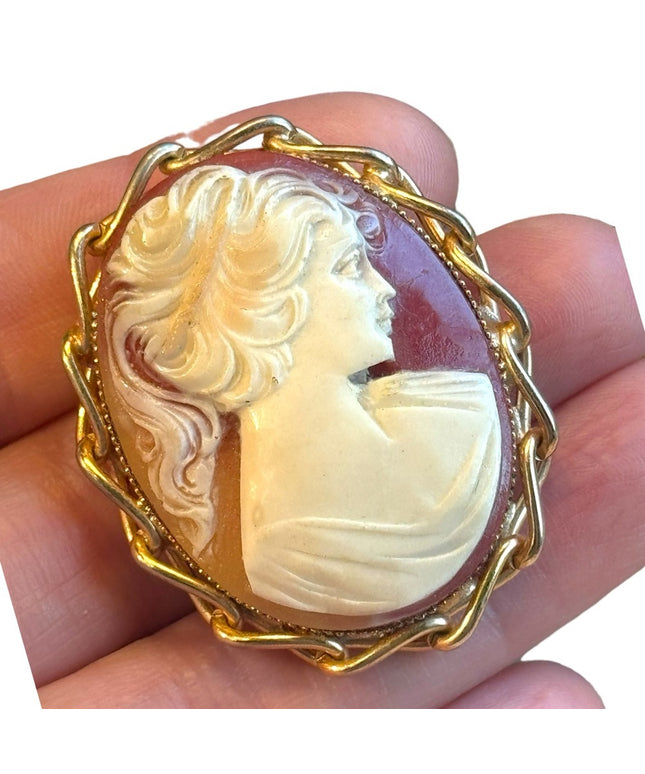 Vintage resin cameo detailed shell look brooch gold bezel