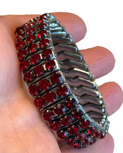 Lovely vintage 1960s red crystal stretchy bracelet
