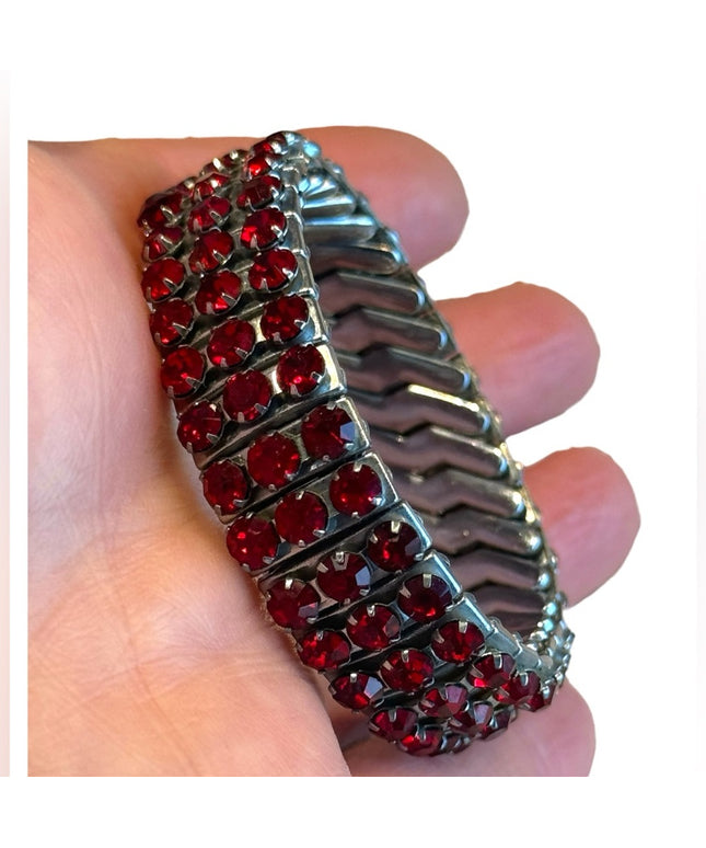 Lovely vintage 1960s red crystal stretchy bracelet