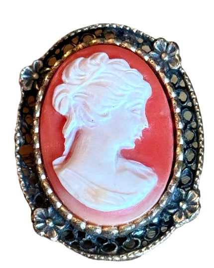 Vintage 1970s Resin cameo ornate brooch