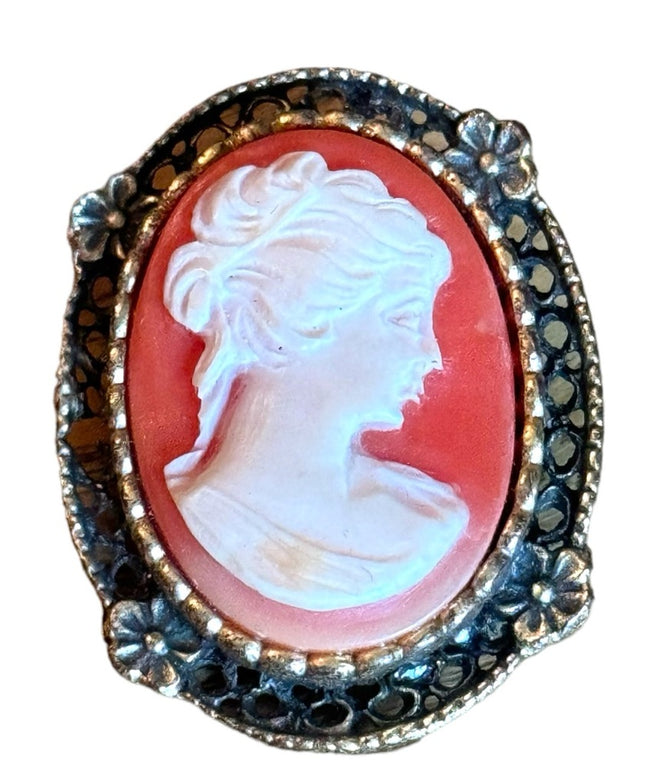 Vintage 1970s Resin cameo ornate brooch