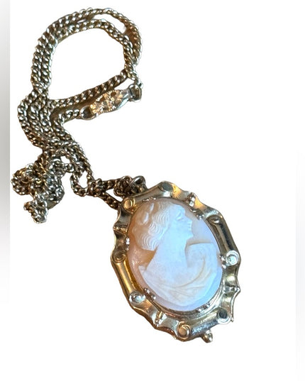Lovely vintage shell cameo pendant necklace gold finish