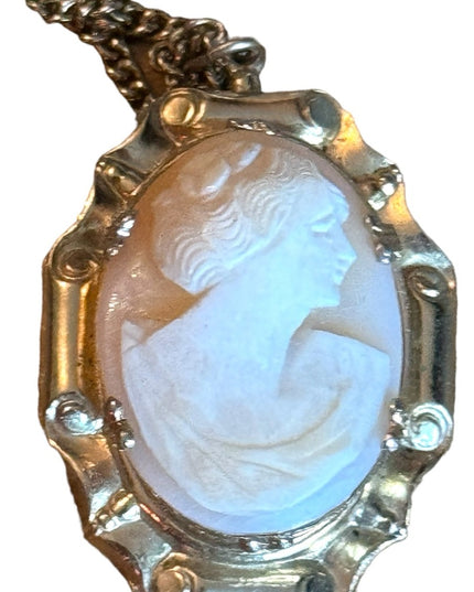 Lovely vintage shell cameo pendant necklace gold finish