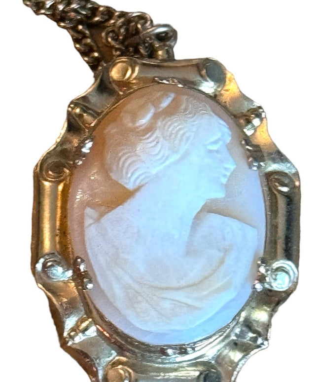 Lovely vintage shell cameo pendant necklace gold finish