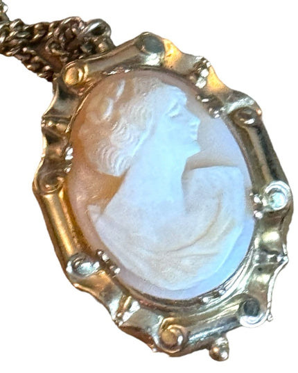 Lovely vintage shell cameo pendant necklace gold finish
