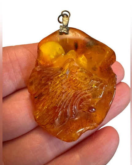 Vintage carved LION honey amber fossil pendant 8g