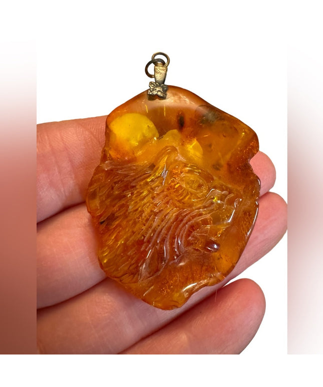 Vintage carved LION honey amber fossil pendant 8g