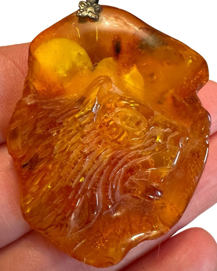 Vintage carved LION honey amber fossil pendant 8g