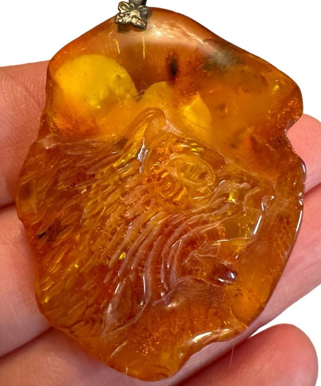 Vintage carved LION honey amber fossil pendant 8g