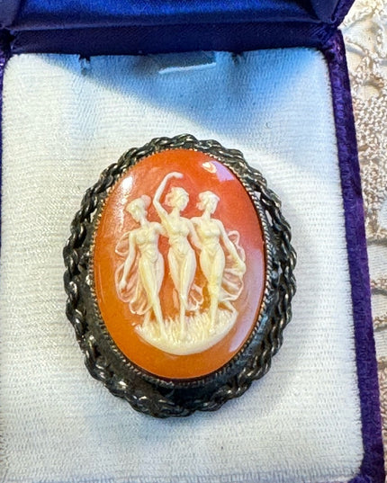 Vintage 1940s Finely made resin early plastic cameo brooch pendant 3 graces