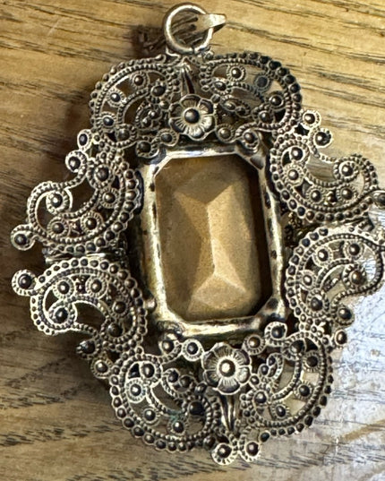 Vintage Estate Unsigned Gold Tone Filigree Metal Amber Rhinestone Glass Brooch