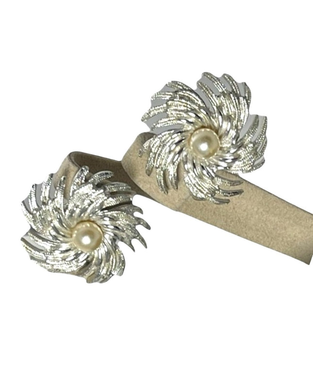 Lovely vintage Sarah Coventry silver plate pearl fancy clip on earrings flower
