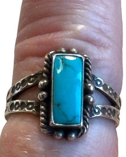 Vintage sterling silve 925 turquoise hammered design Navajo ring